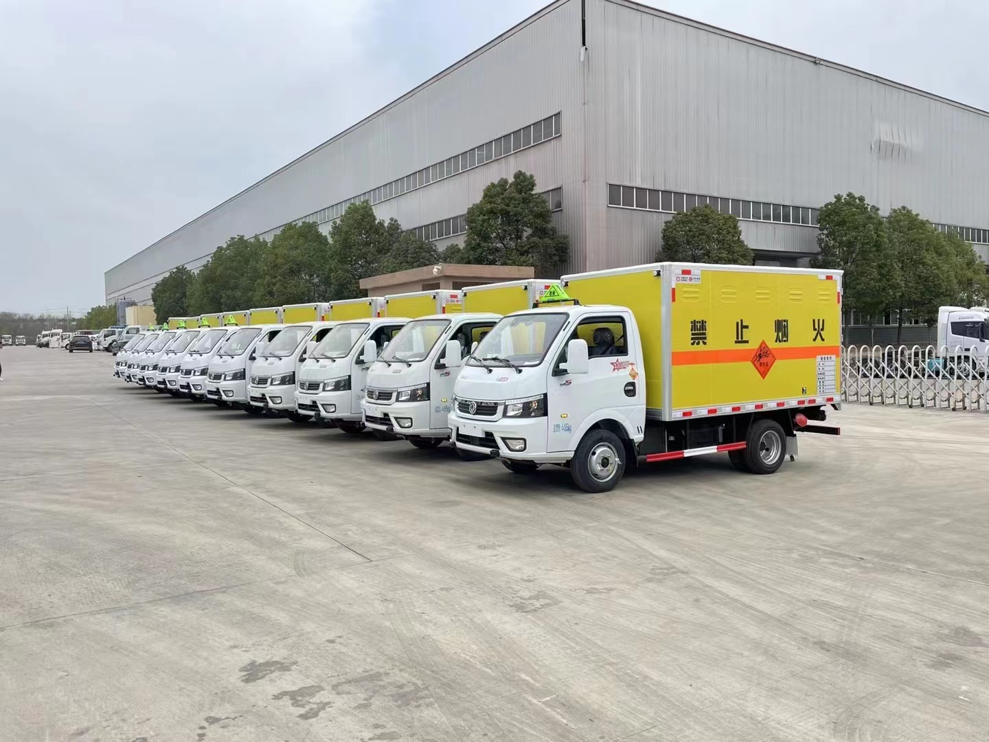 東風途逸2噸藍牌炸藥車