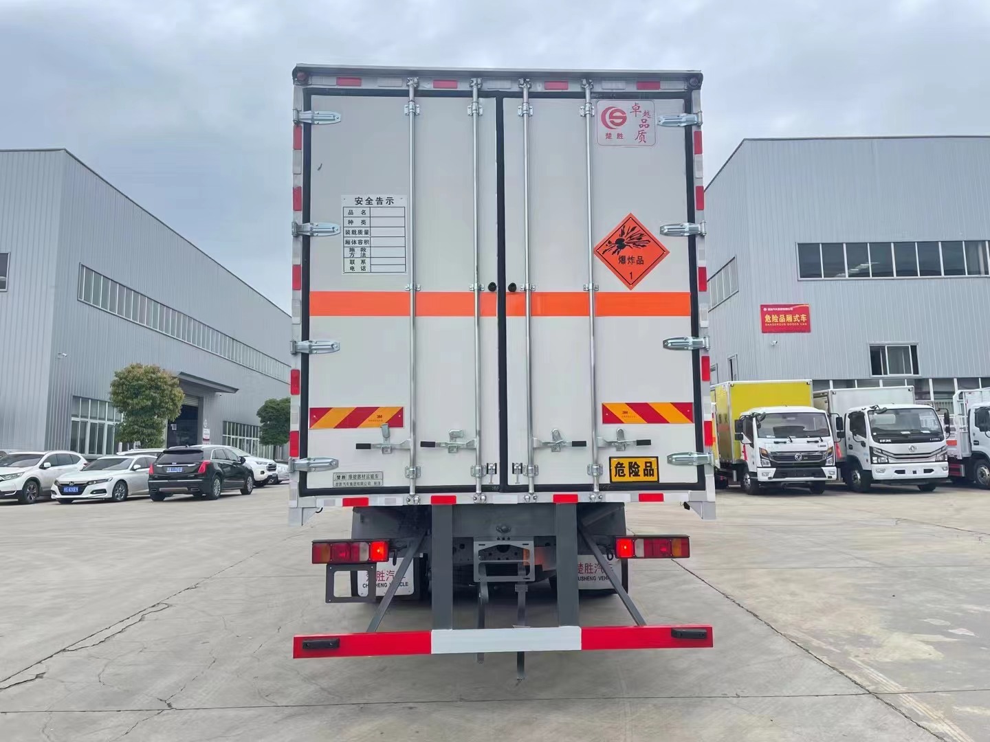 重汽汕德卡9.6米煙花爆竹運輸車