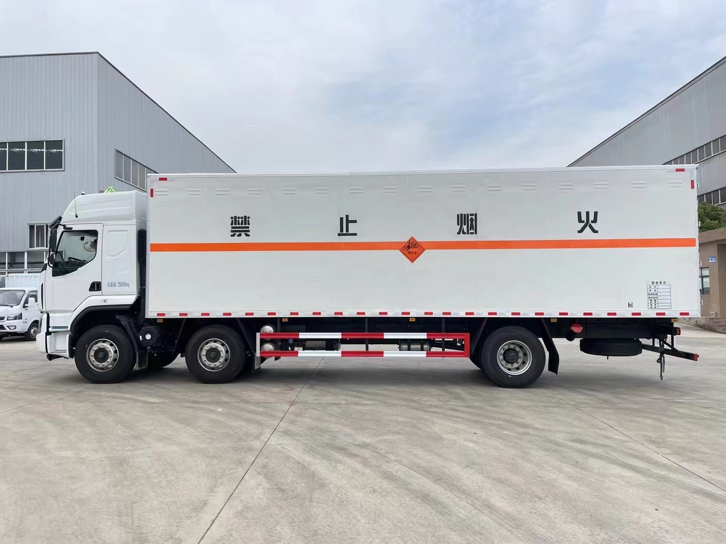 柳汽乘龍9.6米煙花炮竹運(yùn)輸車(chē)