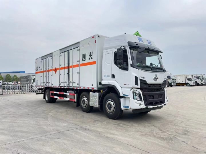 柳汽乘龍9.6米煙花炮竹運輸車