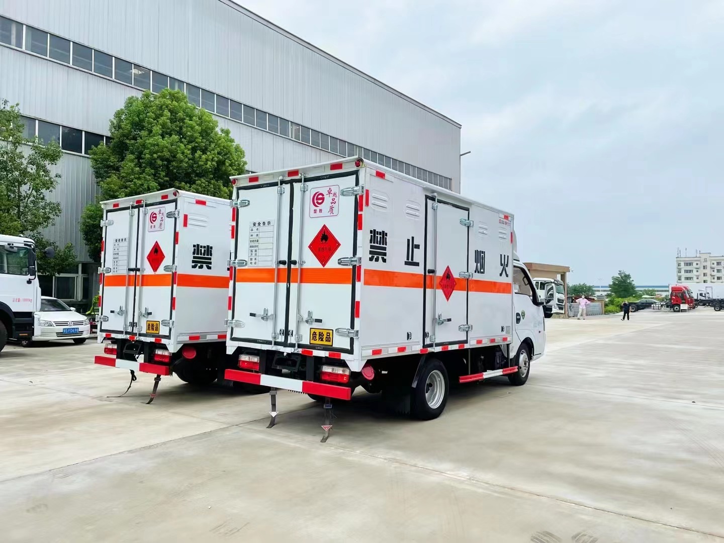 東風途逸柴油版3.8米易燃氣體廂式運輸車