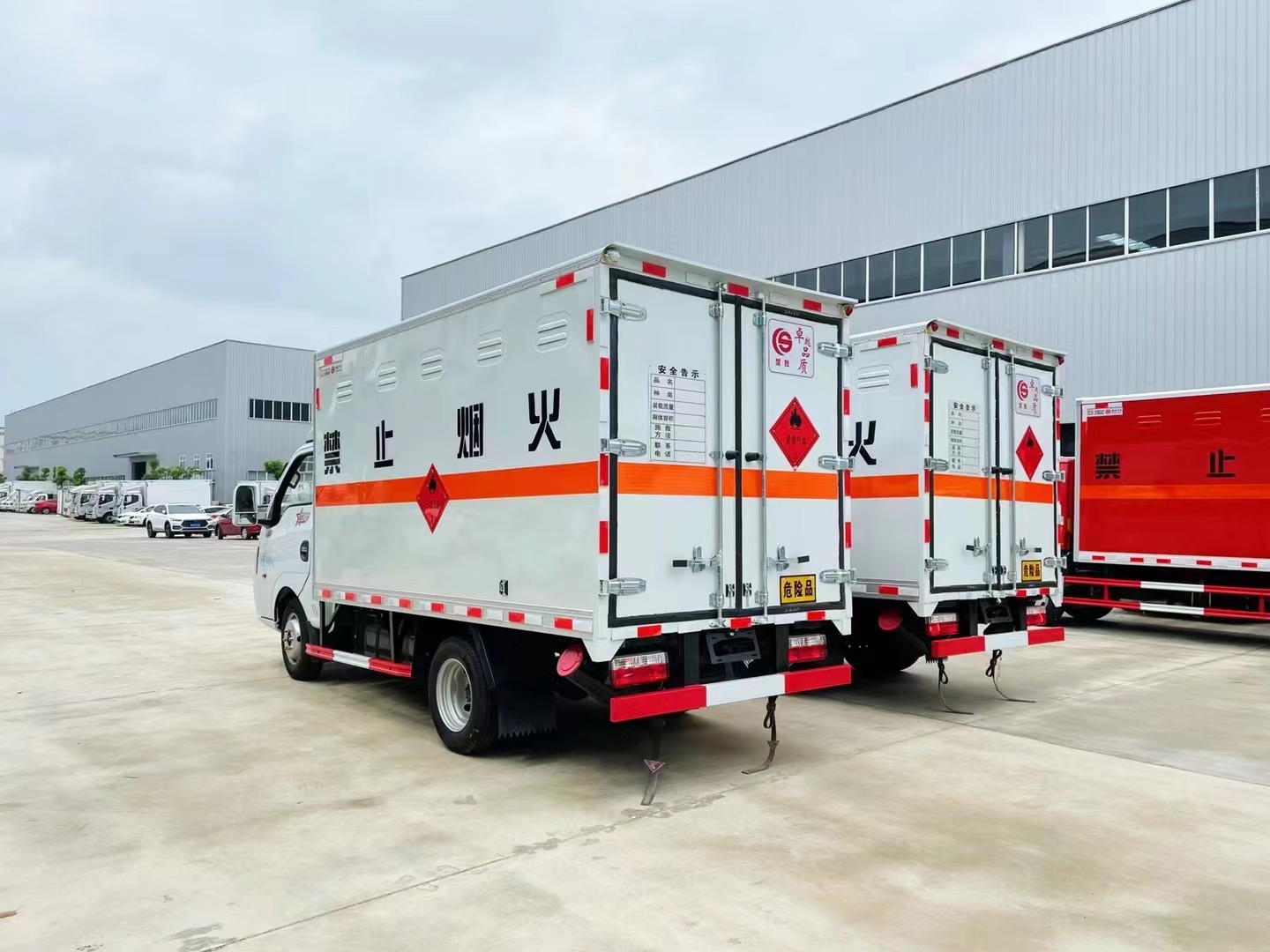 東風途逸柴油版3.8米易燃氣體廂式運輸車