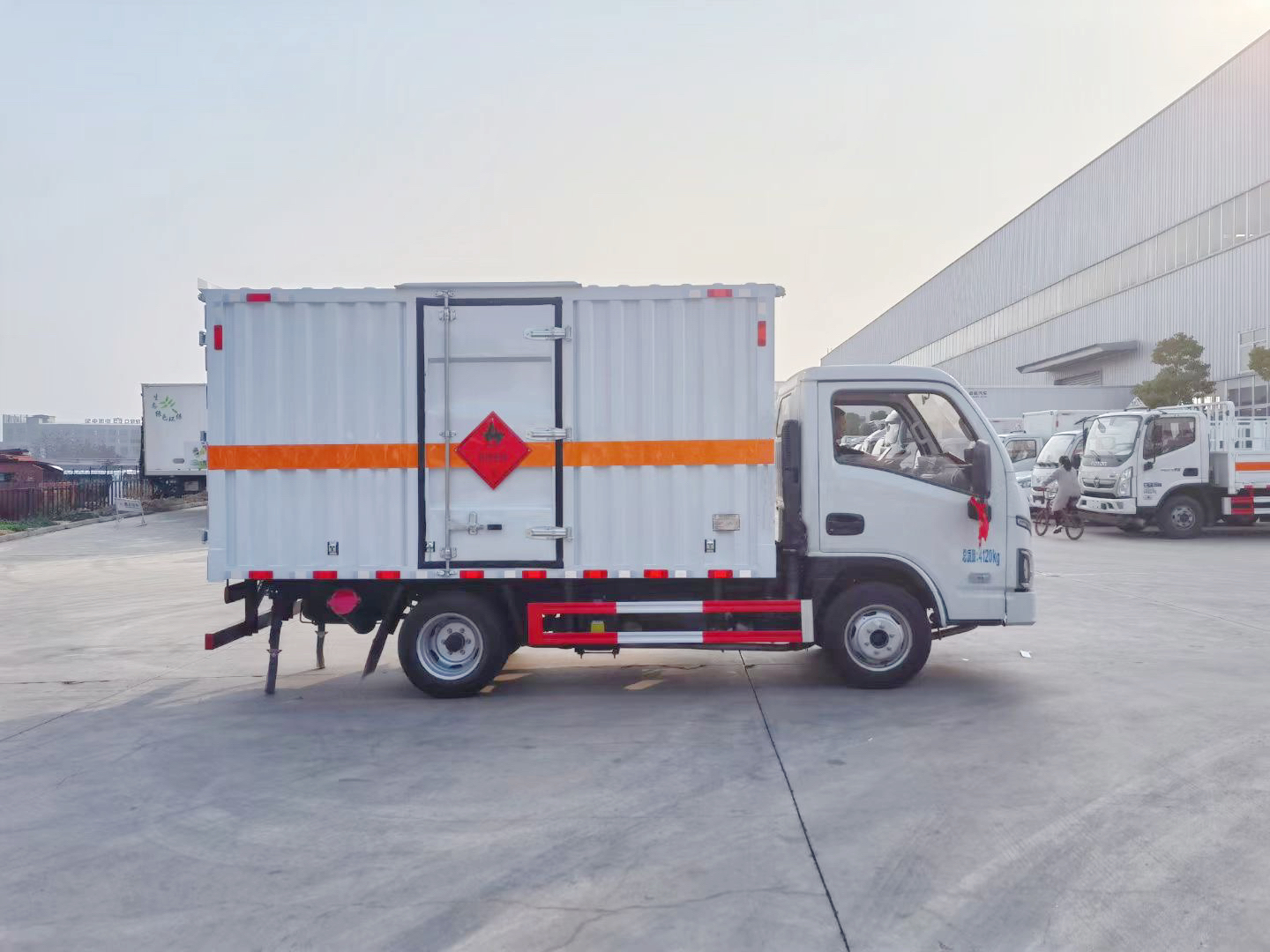 躍進S80柴油版3.4米易燃氣體廂式運輸車