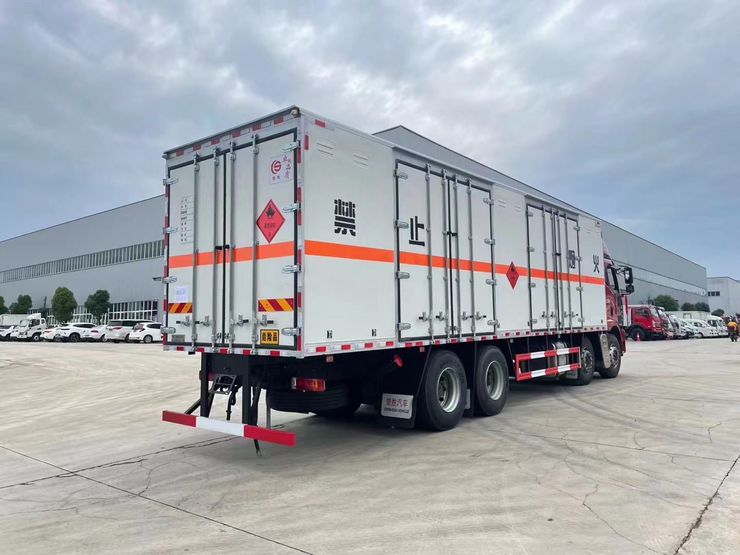 解放9.6米氣體廂式運輸車