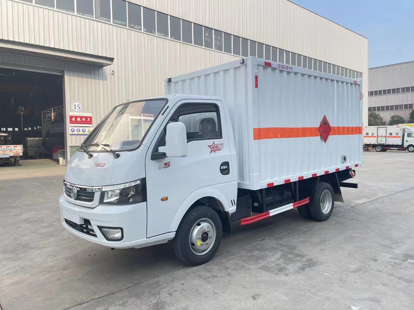 東風途逸1.9噸藍牌易燃液體廂式運輸車