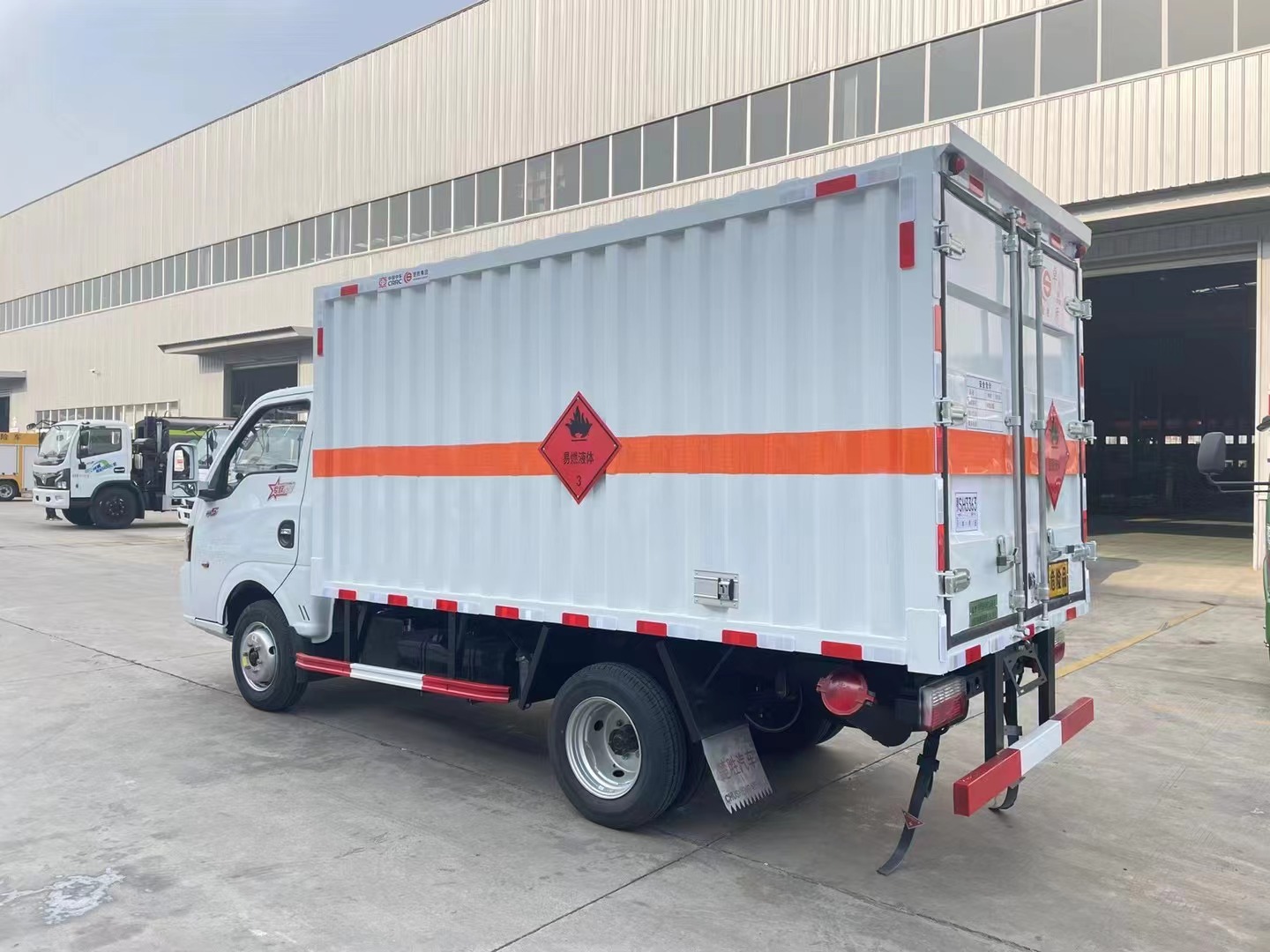 東風途逸1.9噸藍牌易燃液體廂式運輸車