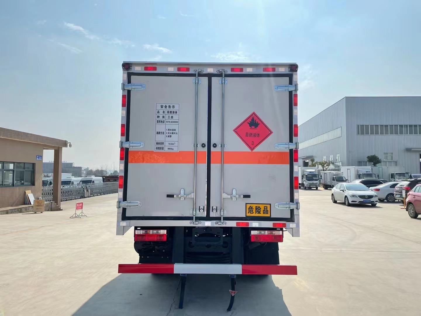 東風多利卡藍牌液體廂式運輸車