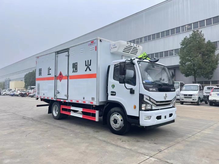 東風多利卡（5.2米）7.2噸易燃液體廂式運輸車