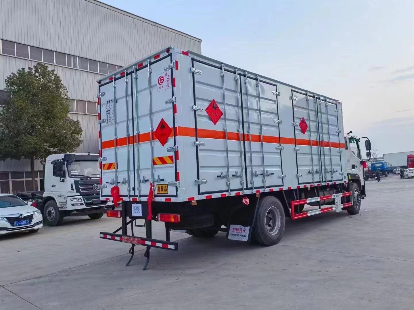 福田歐航6.8米易燃液體廂式運輸