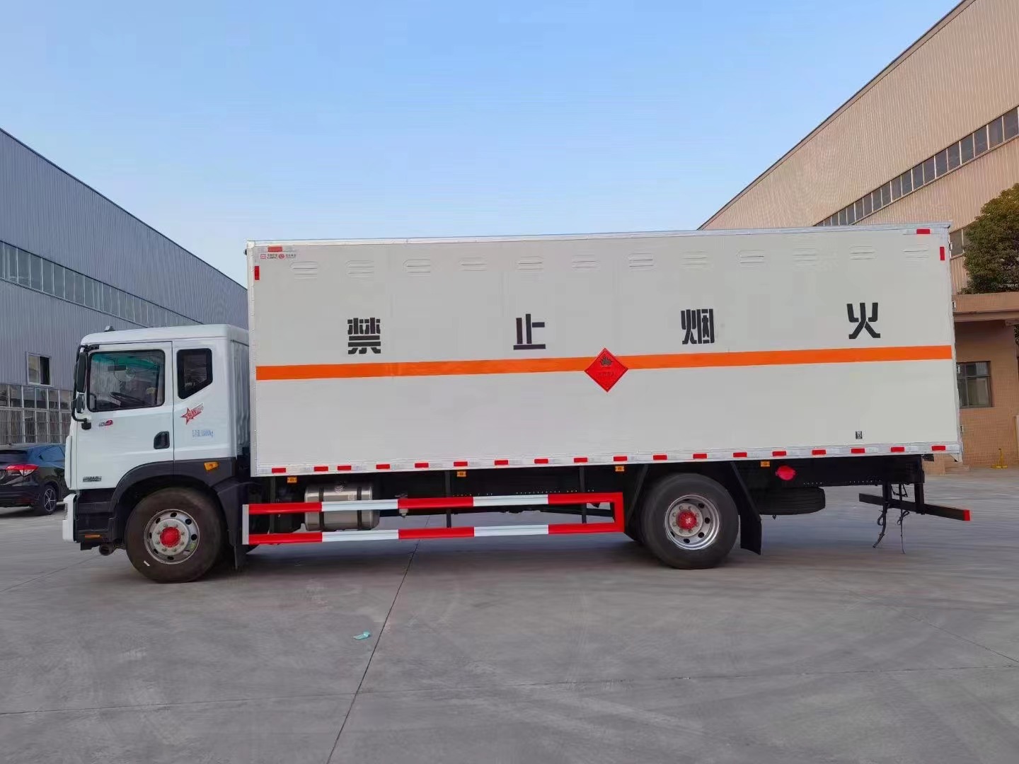 東風7米6三類危險品廂式車