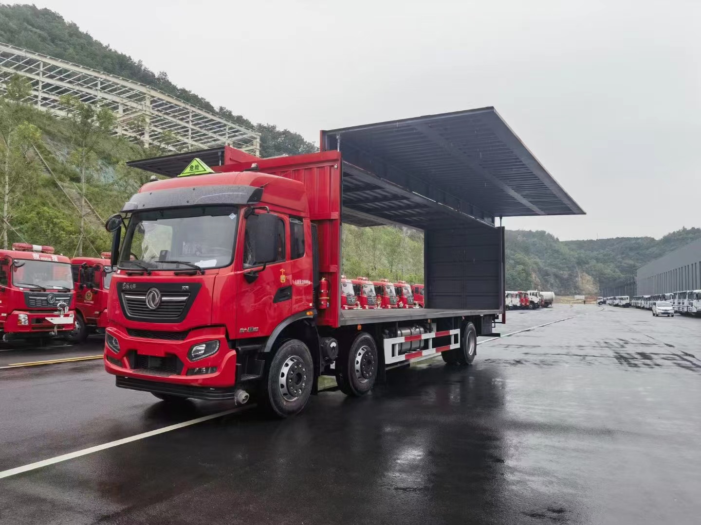 東風天錦小三軸（7.7米/8.6米）液體廂式運輸車