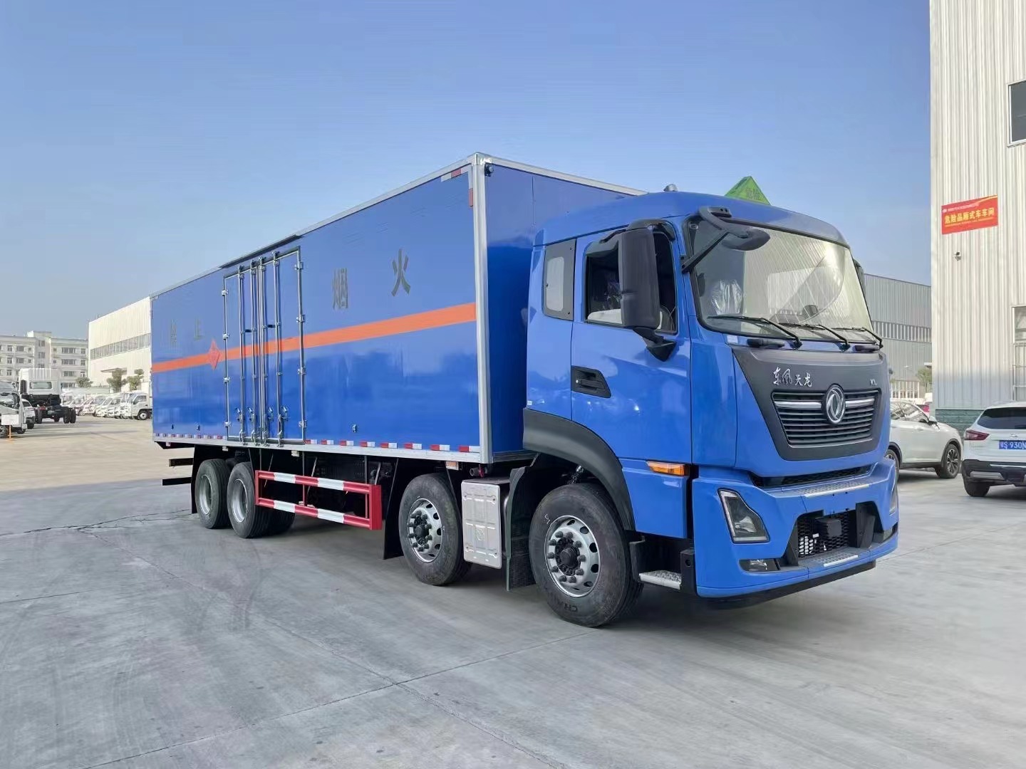 東風天龍9.4米易燃液體廂式車/甲醇廂式運輸車