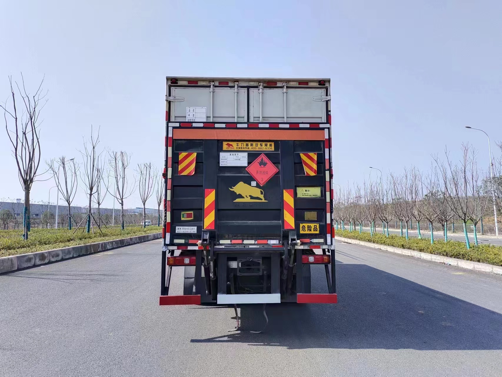 陜汽德龍M3000易燃液體廂式運(yùn)輸車