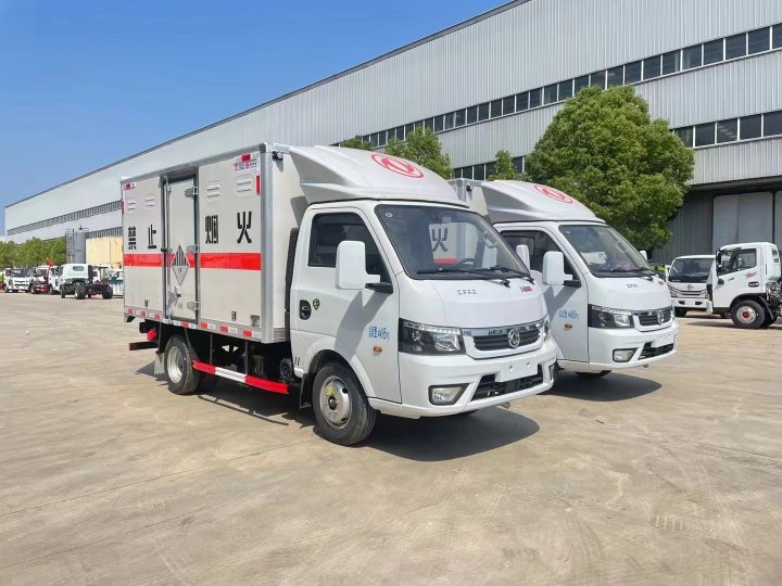 小型危險(xiǎn)廢物運(yùn)輸車/廢機(jī)油運(yùn)輸車