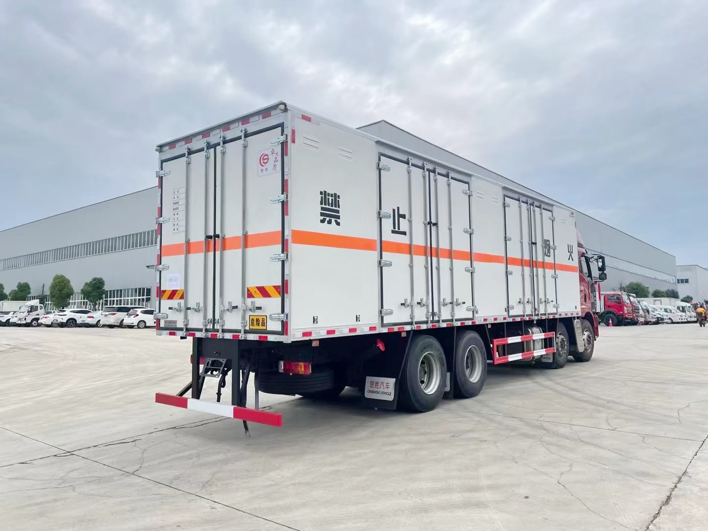 解放前四后八9.6米危貨車