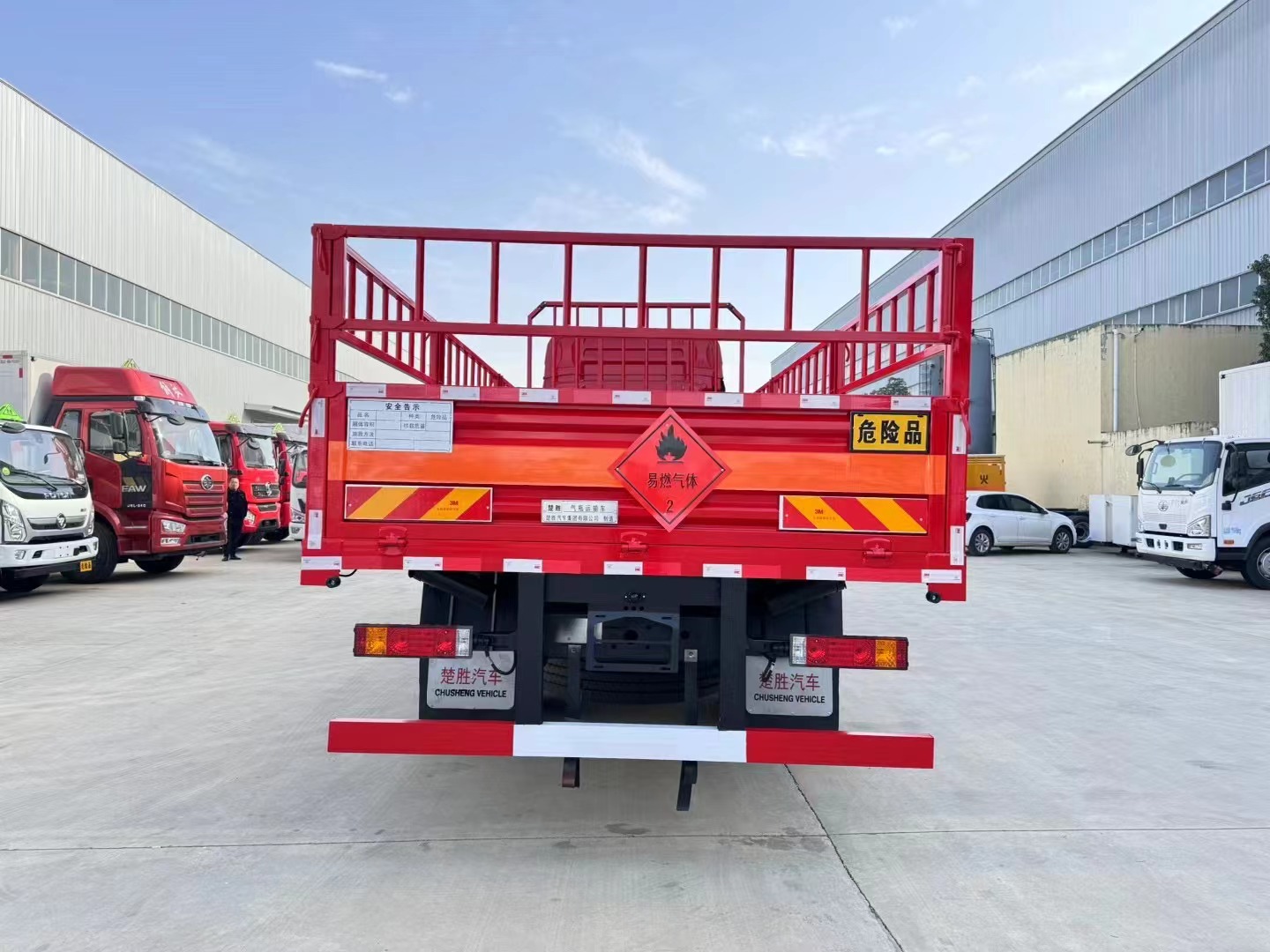 陜汽德龍6.8米氣瓶運輸車